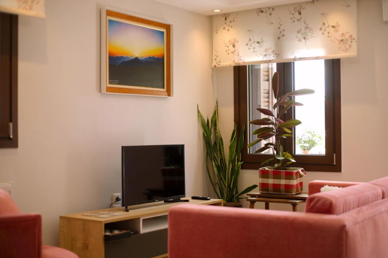 Ferienwohnung Το Σπίτι Της Ευτυχίας Σουίτα Karpenísion Exterior foto