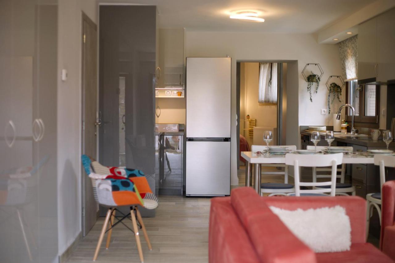 Ferienwohnung Το Σπίτι Της Ευτυχίας Σουίτα Karpenísion Exterior foto