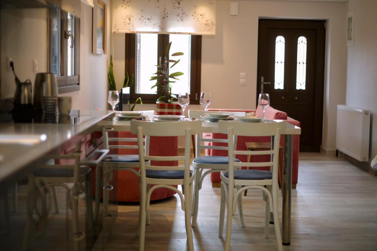 Ferienwohnung Το Σπίτι Της Ευτυχίας Σουίτα Karpenísion Exterior foto